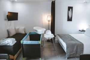 Maisons d'hotes -SKY- Appartement meuble cosy & confort-Parking prive & jardin : photos des chambres