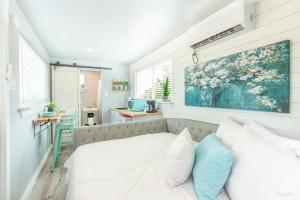 The Container Retreat @ 290 Wine Trail #1 Escape to Hye, TX