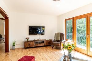 Landhaus Karbach mit Gartensauna und Hot Tub, eingezäunter Garten, 4-10 Personen