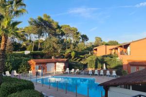 Studio meublé en face du golf côté piscine