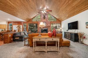 Luxury Rock Creek Cabin w Deck by Lake Hamilton