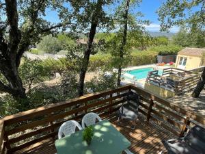 Maisons de vacances Le Dourmidou - Gite avec piscine chauffee, au pied du Luberon : photos des chambres