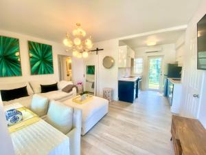 3 Seasons at the Carrington 3 Two Bedroom 1 Bath Apts -6 Bedrooms 3 bathrooms and 3 bedroom 2 bathroom Villa