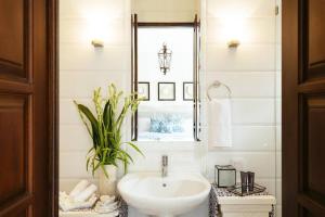 Villa Kayan - Gorgeous 2BR Seminyak gem, fabulous location steps from restaurants, cafes and shopping