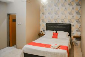 RedDoorz near Taman Safari 2