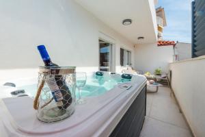 New Deluxe jacuzzi apartment Ana