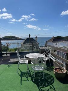 Sea Spirit - Sweeping Sea Views first floor spacious modern apartment in Looe- with FREE parking!