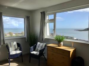 Sea Spirit - Sweeping Sea Views first floor spacious modern apartment in Looe- with FREE parking!
