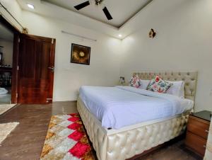 Plum Penthouse 3BHK with RooftopTerrace on 3rd Floor