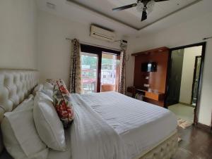 Plum Penthouse 3BHK with RooftopTerrace on 3rd Floor