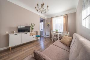 Stylish Latvian Classic 1-Bedroom Apartment Near City Center, Parks & Public Transport Links