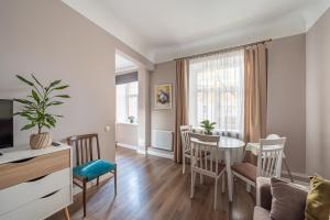 Stylish Latvian Classic 1-Bedroom Apartment Near City Center, Parks & Public Transport Links