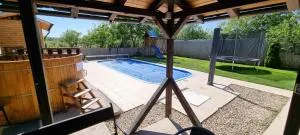 Casa din Vie, Piscină Încălzită, întreaga locație la 15min de centrul orașului Oradea - 奥拉迪亚