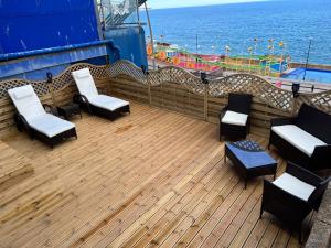 Sea View Lavish Apartment SKY TV Whirlpool Bath HUGE Balcony NEWLY REFURBISHED