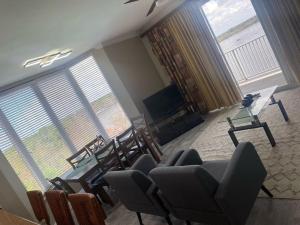 Lake view condo close to Disney
