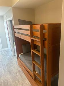 Lake view condo close to Disney