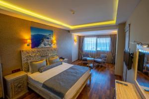 Suite with Direct Sea View room in Azka Hotel