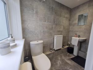 Beautiful 4 bedroom house near town centre. With Bike Store Perfect for Bike Park Wales