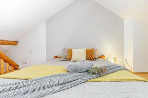 Utulny a prostorny podkrovni byt s krbovymi kamny