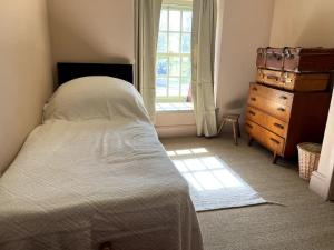 TY CAPEL ABERSOCH beaches, comfy beds, super Wi-Fi, TV, wood fires, garden, bbq