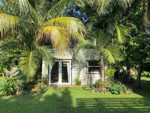 Miami guest house with large pool