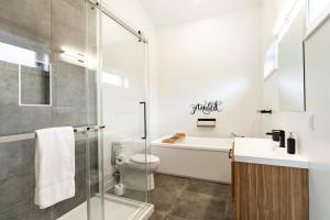 Le Memph Aigle spacious comfortable condo cottage eco friendly 3 bedrooms - hot tub & pool Memphrémagog Lake