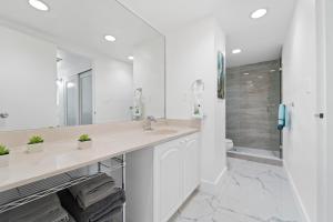 Hollywood Beach Ocean View Condo, Direct Beach Access, Pool & Resort Amenities