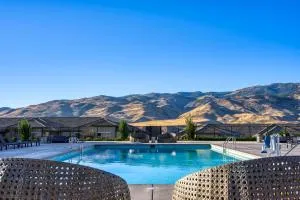Luxury Retreat - King Beds, Hot Tub, & Pool - Family & Remote Work Friendly - Omira