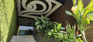 Menesse mitdtown2 , AVE 25TH