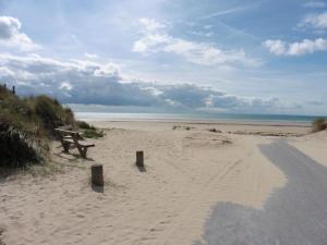 Maisons de vacances Charming cottage on idyllic property, near the beach, Denneville : photos des chambres