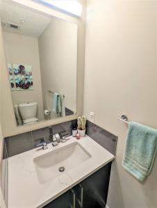 Monki Di Executive Suites - GLAS - LuxuryCity Home 3 min to Downtown w Private Rooftop Patio Fireplace
