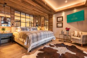 Signature Suite room in Astoria Resort
