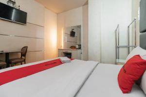 RedDoorz at Jalan Gunung Sahari