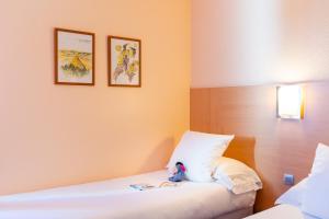 Hotels The Originals City, Hotel Le Pavillon, Beziers Est : Chambre Triple