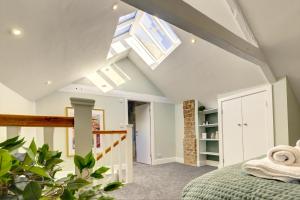 The Nook - A modern 2 bedroom loft with parking