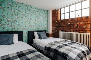 EXPOSED BRICKWORK TOWNHOUSE w FREE SECURE PARKING