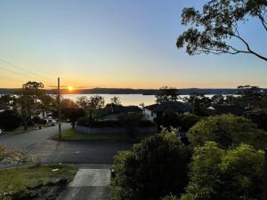 3BR Retreat with Sunset Views over Brisbane Water