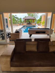 Pattaya Luxury 4BR Pool Villa-BBQ, Karaoke & Pool Table for Families & Group of Travellers