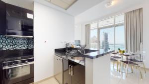 BR Luxe 1 BDR Apartment w Balcony & Sea Views