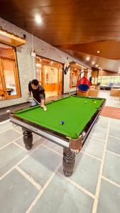 Hotel Old Smugglers with Balcony mountain view AC Hot and Cold Near to Hadimba Temple