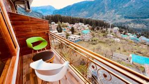 Hotel Old Smugglers with Balcony mountain view AC hot and Cold Near to Hadimba Temple