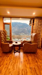 Hotel Old Smugglers with Balcony mountain view AC hot and Cold Near to Hadimba Temple