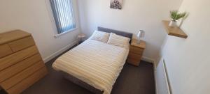 The Lawrence, Redcar - 2 Bedroom Victorian House - Free On-Street Permit Parking, Fast Wifi, Virgin TV - Perfect for Contractors, Families and Couples