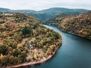 Private Estate with 3 Lake Houses, Sauna & Hot-tub