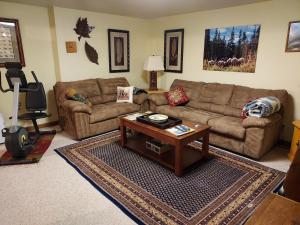 Swan Mountain View-Private Basement Suite10 acres