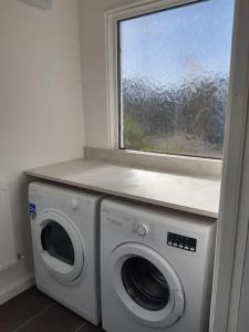 The Getaway - Modern 2 Bedroom Brixham Bungalow with sea peeps