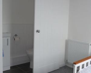 The Getaway - Modern 2 Bedroom Brixham Bungalow with sea peeps