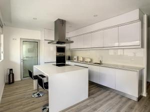 Uptown Apartment by LovelyStay