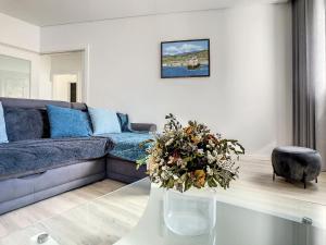 Uptown Apartment by LovelyStay