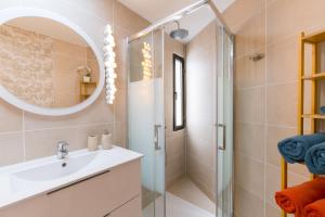 Sea View 2 Bedrooms Apartment in Costa Adeje with Aircon